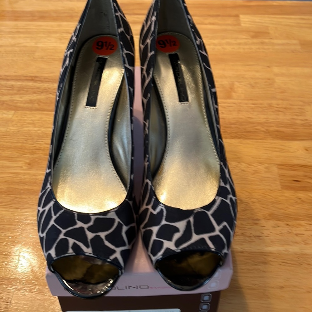 Bandolino Giraffe Print peep toe heels size 9 1/2